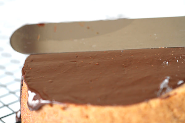 Spread the chocolate with a spatula.