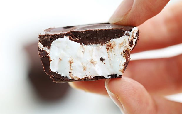 Easy 3-ingredient homemade Mallo Cups. Ready in 30 minutes. Those super cute chocolate treats are perfect for Valentine's day, Halloween, and holidays. Yum!