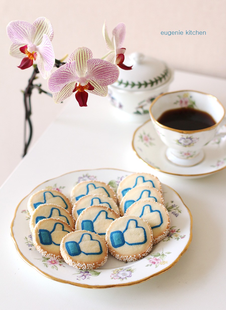 Facebook Thumbs Up Cookies